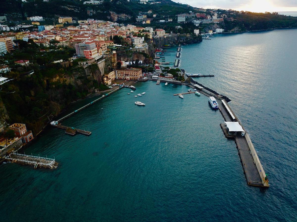 Yacht Club Capo Cervo Suites B&B Sorrento Buitenkant foto
