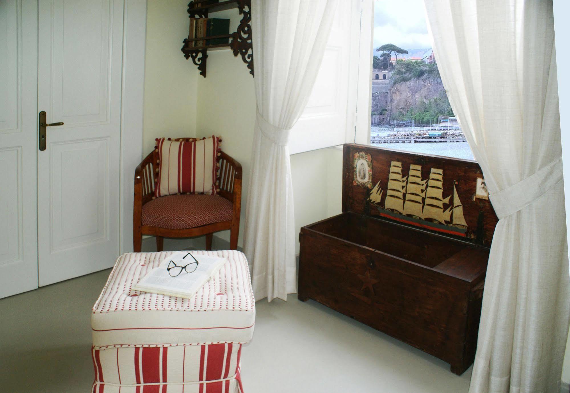 Yacht Club Capo Cervo Suites B&B Sorrento Buitenkant foto