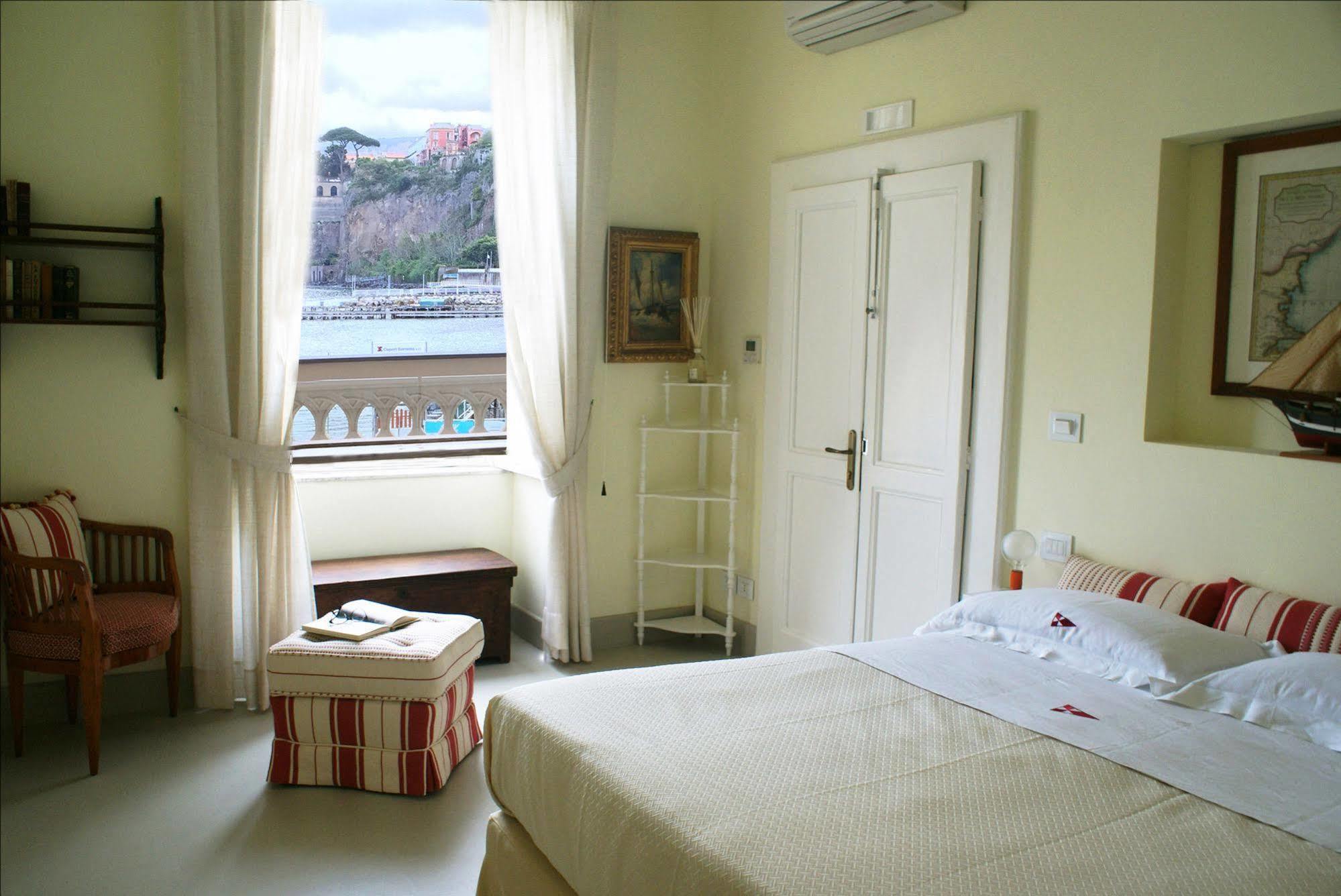 Yacht Club Capo Cervo Suites B&B Sorrento Buitenkant foto
