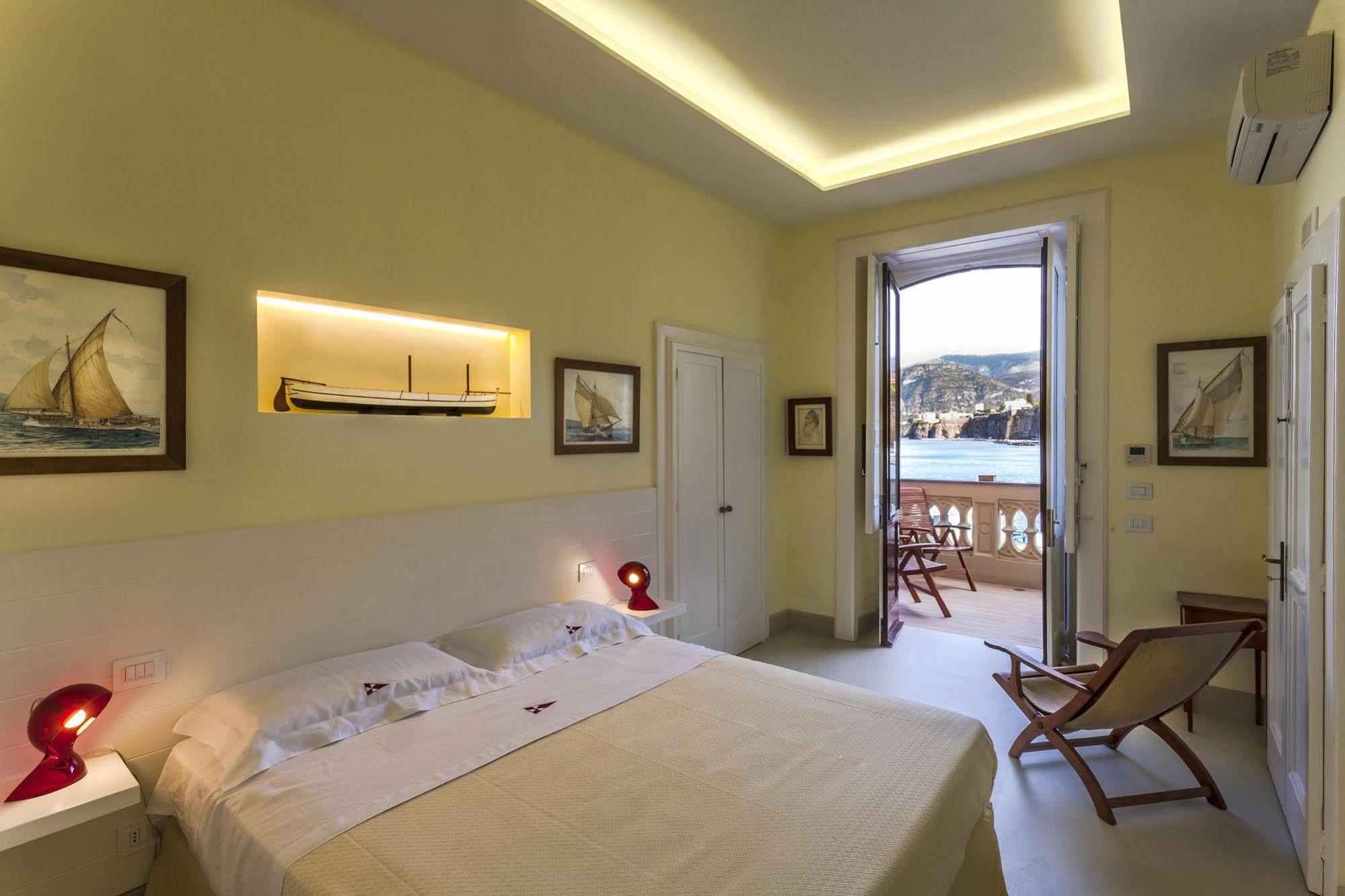 Yacht Club Capo Cervo Suites B&B Sorrento Buitenkant foto