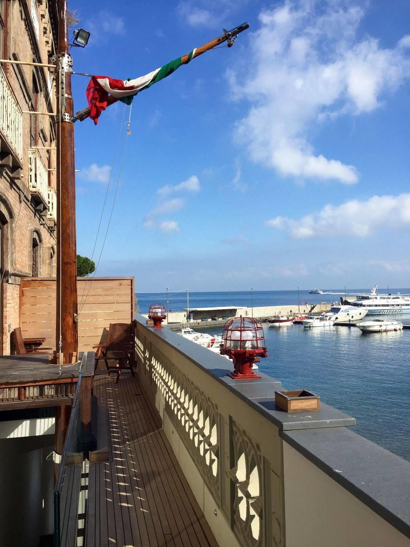 Yacht Club Capo Cervo Suites B&B Sorrento Buitenkant foto