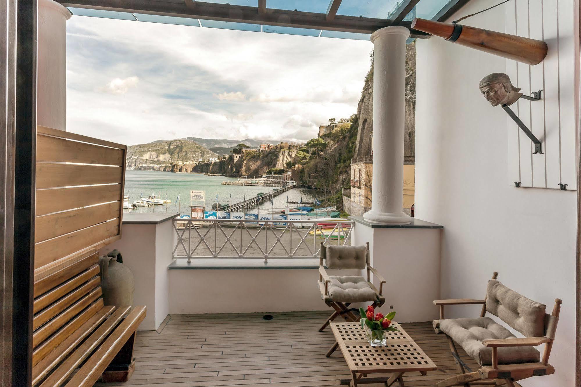 Yacht Club Capo Cervo Suites B&B Sorrento Buitenkant foto
