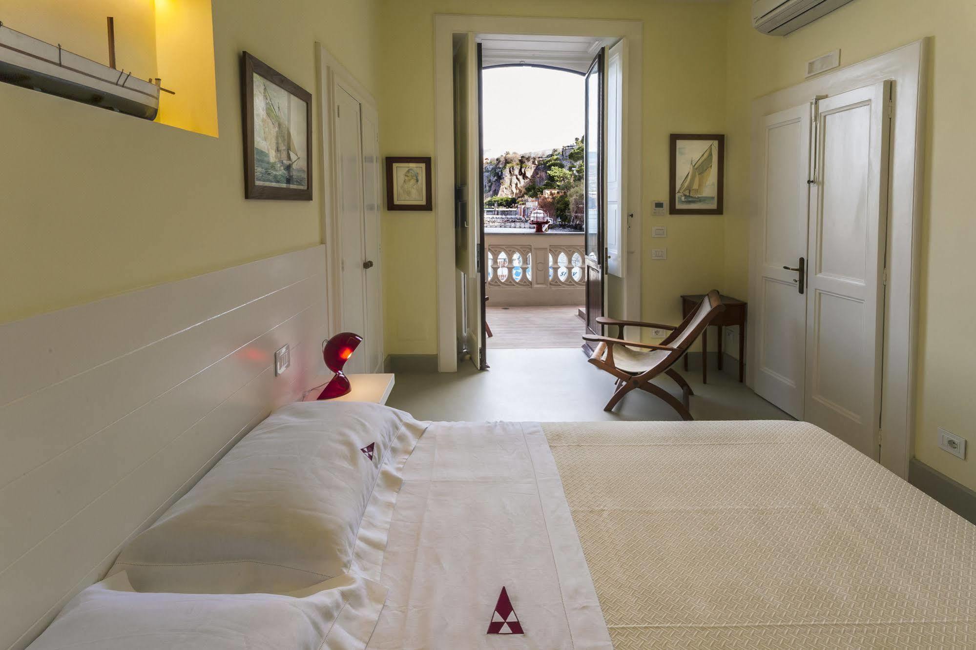 Yacht Club Capo Cervo Suites B&B Sorrento Buitenkant foto