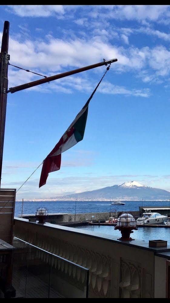 Yacht Club Capo Cervo Suites B&B Sorrento Buitenkant foto