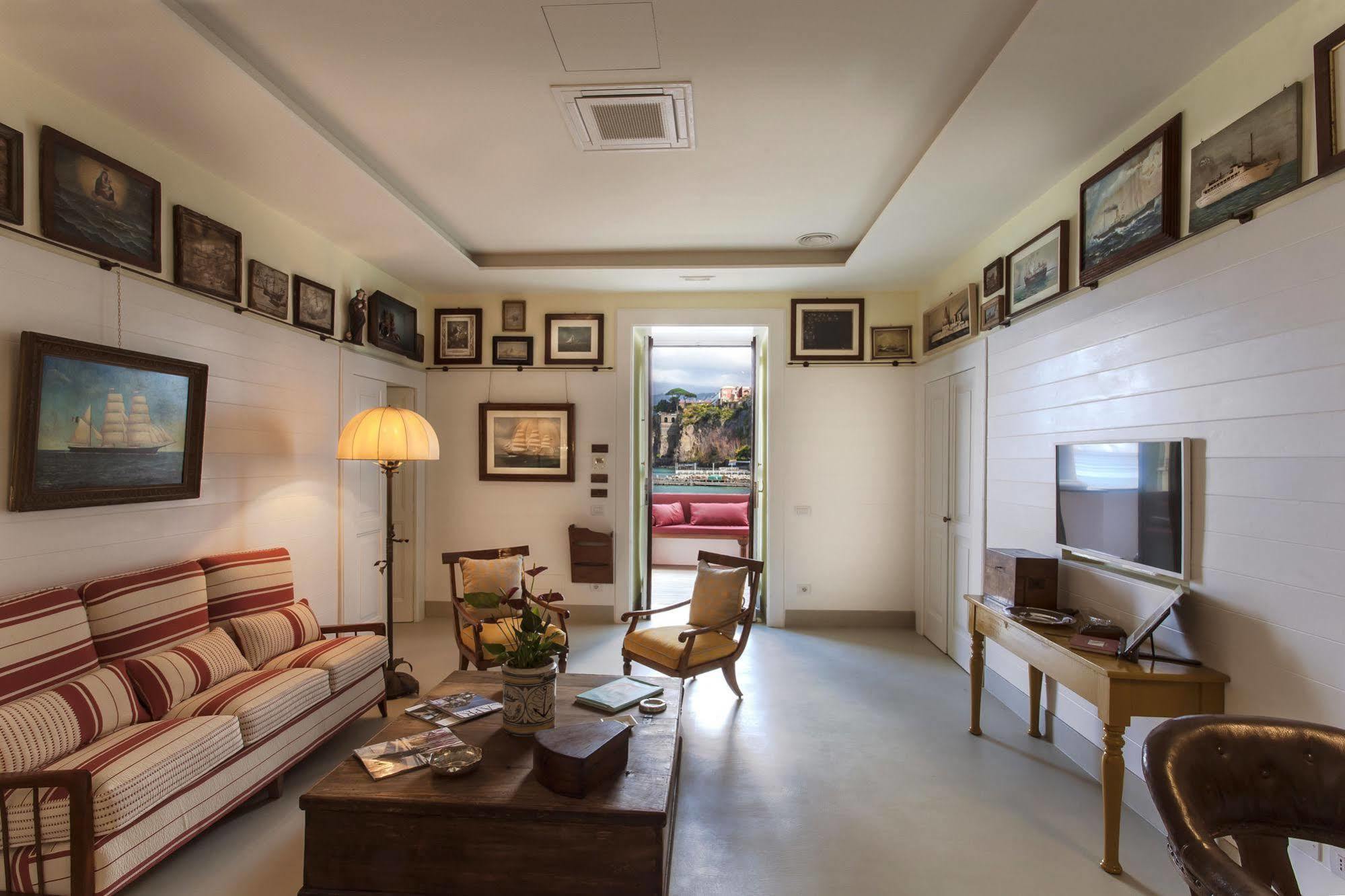 Yacht Club Capo Cervo Suites B&B Sorrento Buitenkant foto