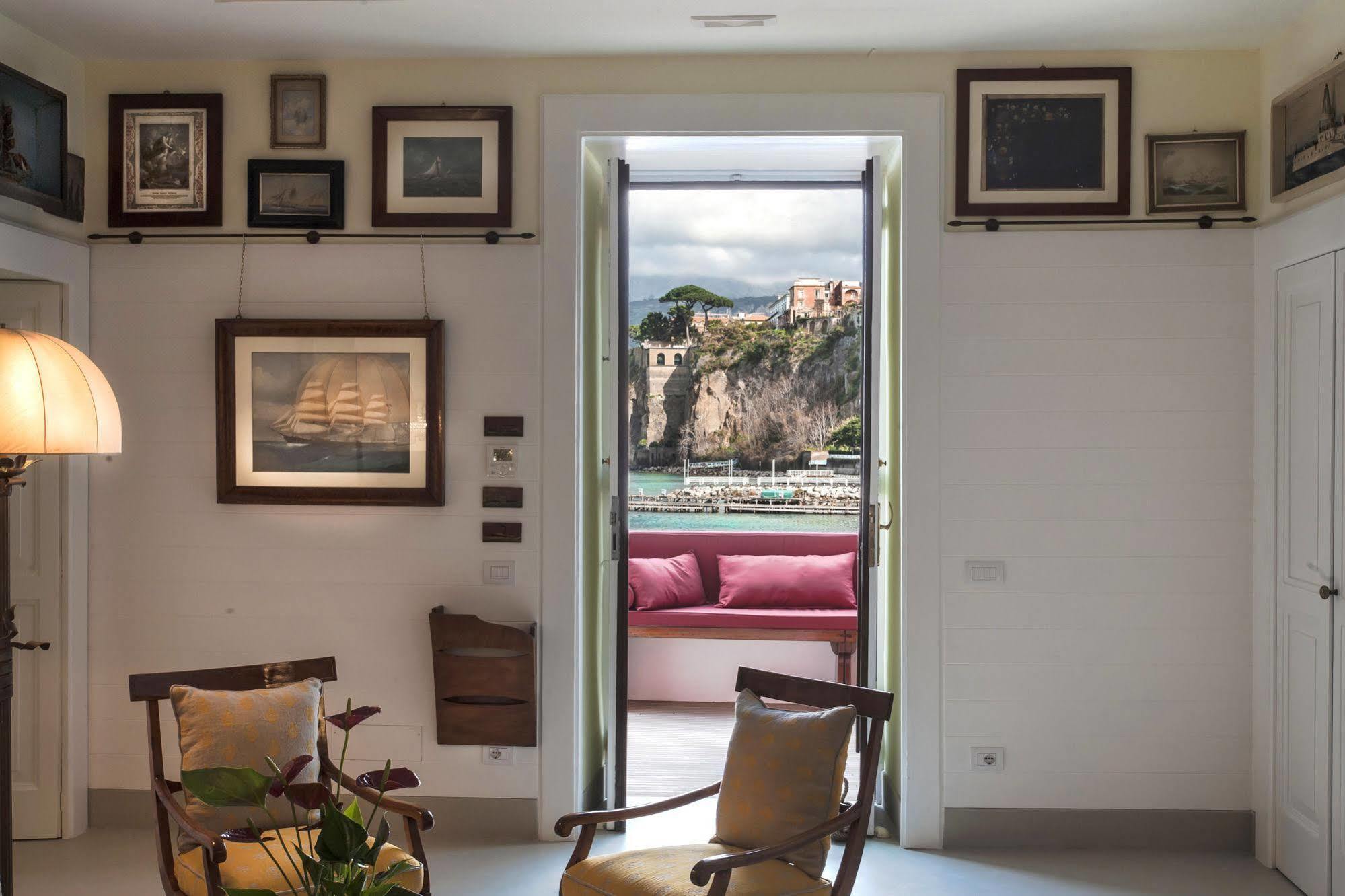 Yacht Club Capo Cervo Suites B&B Sorrento Buitenkant foto